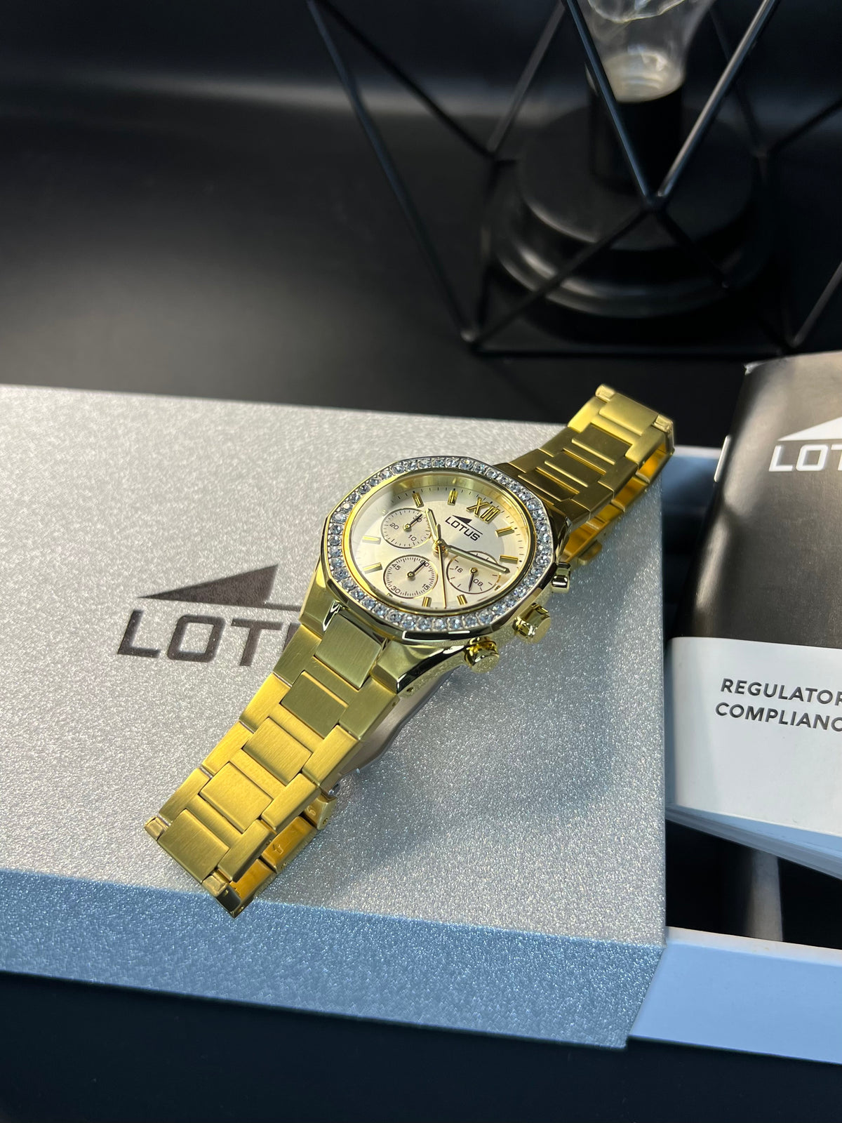 LOTUS 18873/1 Gold / White